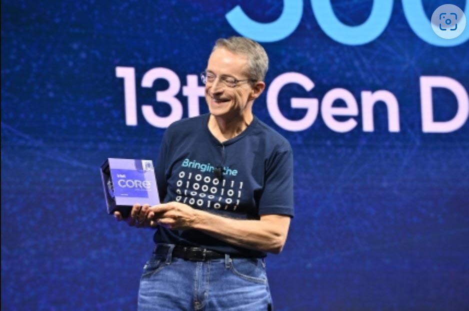 팻 갤싱어 CEO가 인텔 13세대 CPU 랩터레이크를 들고있다.