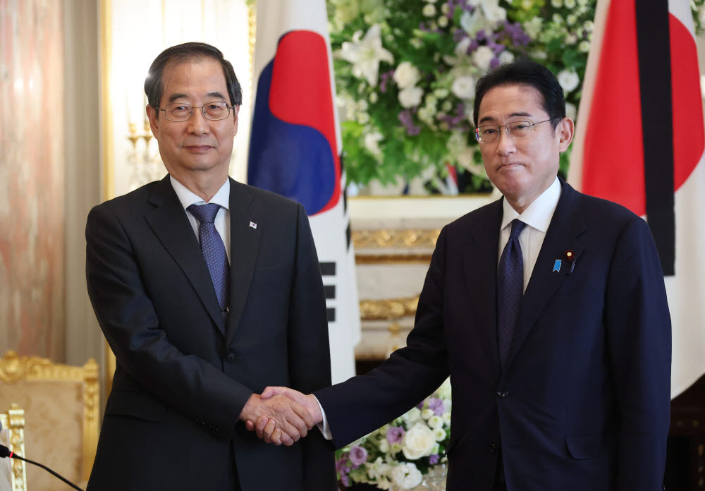 악수하는 한덕수 총리와 기시다 총리