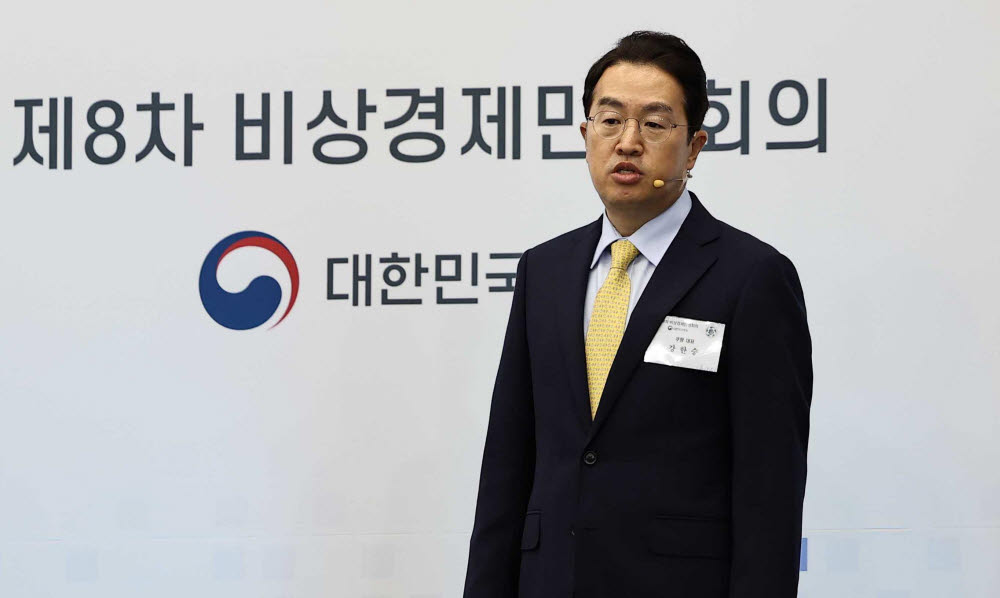 과학기술정보통신부가 28일 광주 김대중컨벤션센터에서 개최한 대한민국 디지털 도약 전략 발표식에서 강한승 쿠팡 대표가 디지털 역량 활용 사례를 소개하고 있다.