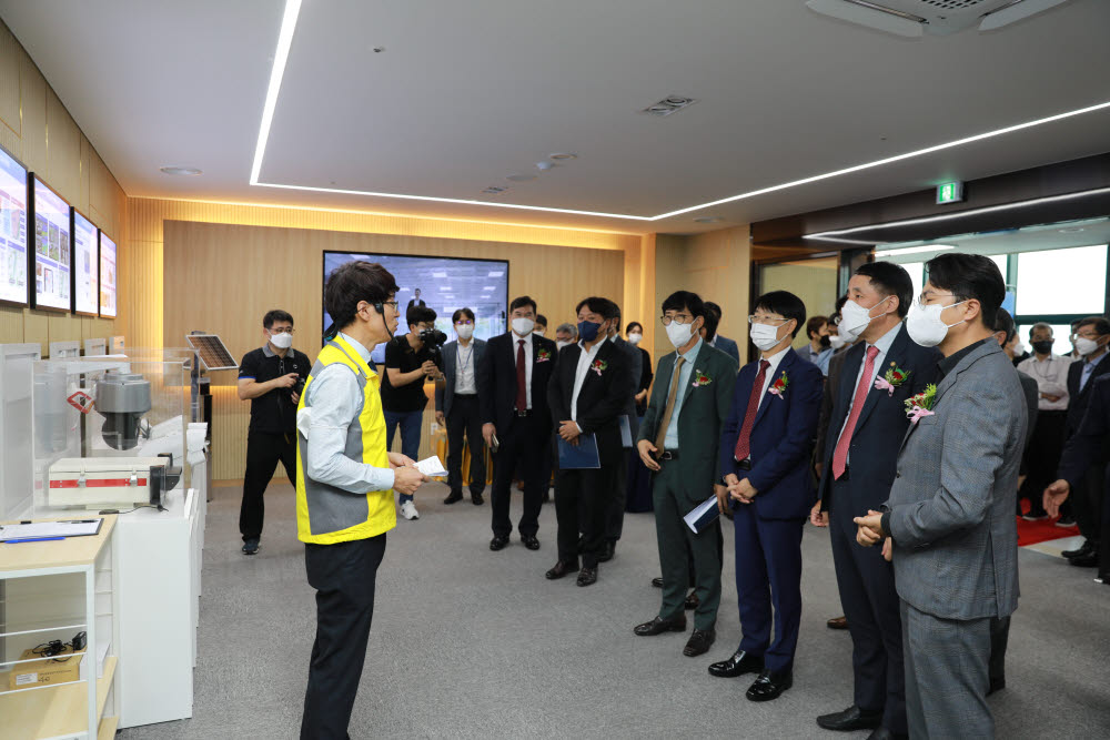 한국산업단지공단은 28일 광주지역본부 청사에서 광주첨단통합관제센터 개소식을 개최했다.