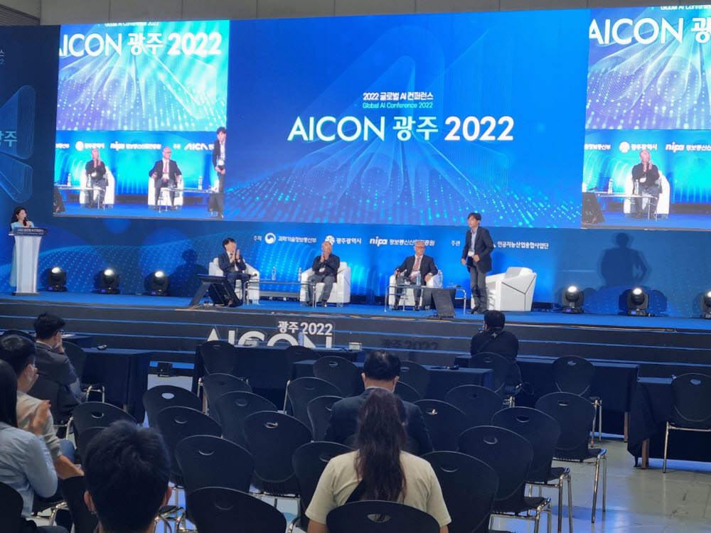 인공지능(AI) 기반 기술과 융합산업의 최신 트렌드를 한눈에 살펴볼 수 있는 제2회 글로벌 AI 콘퍼런스 AICON 광주 2022가 28~30일 3일간 김대중컨벤션센터에서 열린다.