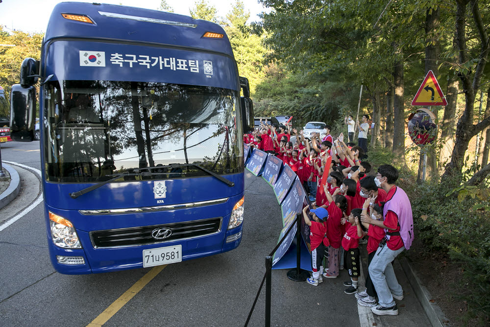 키즈랜드 그라운드 축구 캠핑 참가자들이 축구 국가대표팀을 배웅하고 있다.