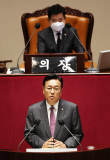 정진석 국민의힘 비상대책위원장이 29일 오전 국회에서 열린 본회의에서 교섭단체 대표연설을 하고 있다. <연합뉴스>
