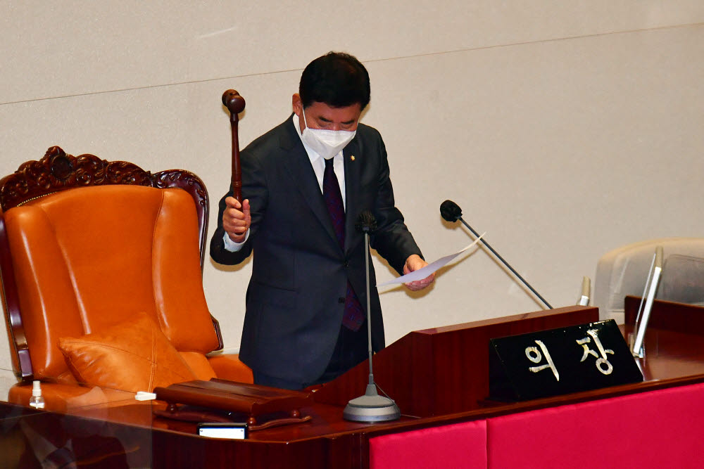 김진표 국회의장이 29일 국회에서 열린 본회의에서 박진 외교부 장관에 대한 해임건의안이 가결됐음을 선포하고 있다. 연합뉴스