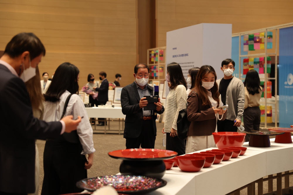 한국문화원연합회가 개최한 지역문화박람회 관람객이 전시물을 살펴보고 있다.