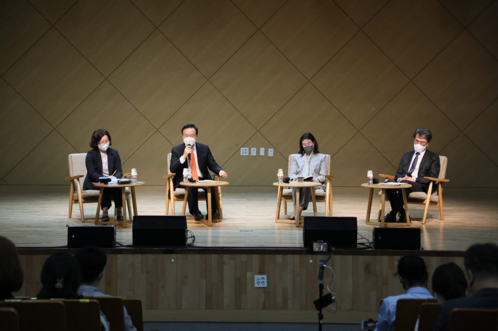 임태희 경기도교육감(왼쪽 두 번째)이 최근 화성시 다원이음터에서 열린 학교 신설·과밀학급 해소를 주제로 한 정책 토론회에서 인사말을 하고 있다.