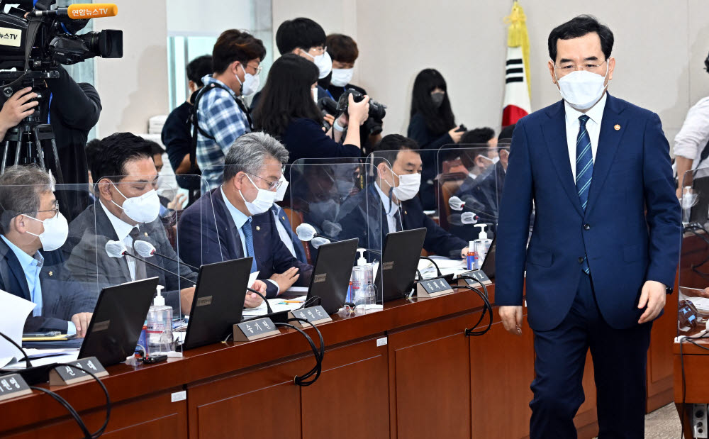 이창양 산업부 장관이 윤관석 산자중기위원장에게 선서문 전달 후 자리로 향하고 있다.