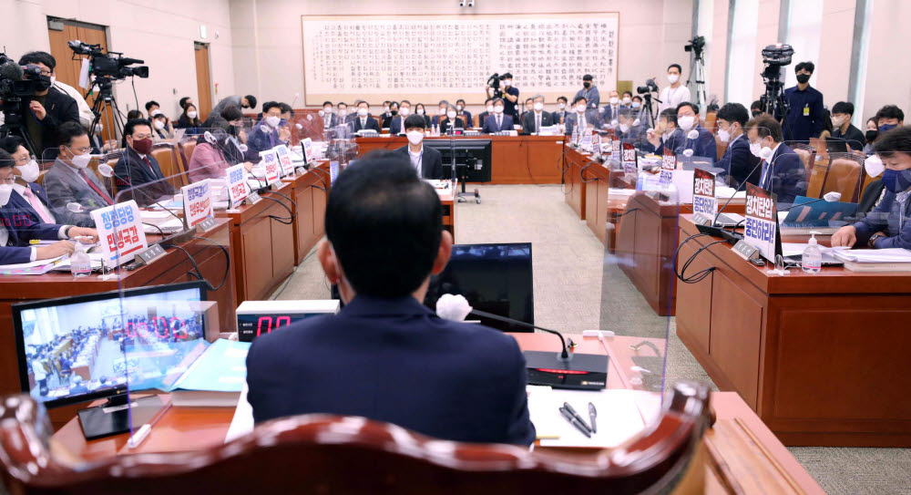 4일 국회 법제사법위원회에서 열린 대법원 등에 대한 국정감사에서 더불어민주당의 정치탄압 중단하라 피켓에 국민의힘은 정쟁국감NO 민생국감YES 피켓으로 응수하고 있다. 연합뉴스