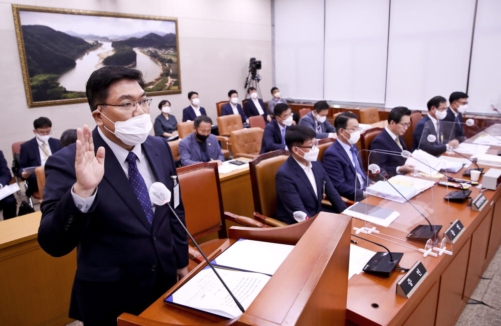 임형찬 CJ제일제당 부사장이 4일 오후 국회 농림축산식품해양수산위원회에서 열린 농림축산식품부에 대한 국정감사에서 증인선서를 하고 있다. [사진=국회사진기자단, 연합뉴스]