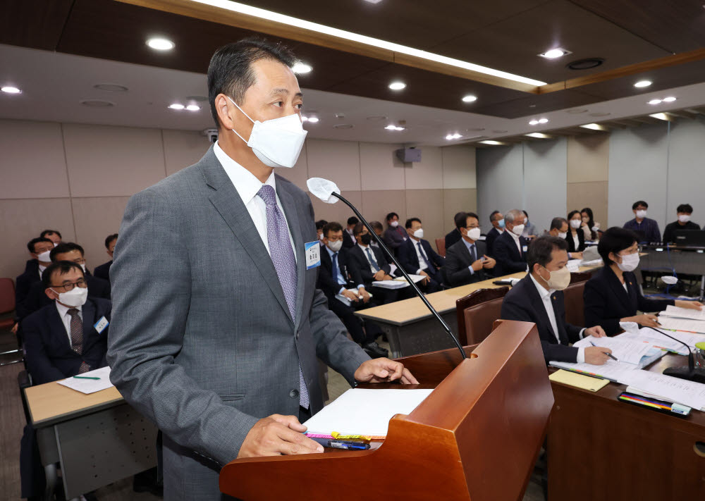 국정감사 질의에 답변하는 송호섭 스타벅스코리아 대표이사 <사진=연합뉴스>