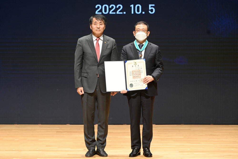 장영진 산업통상자원부 차관과 동탑산업훈장을 수상한 김두영 삼성전기 부사장이 기념촬영을 하고 있다. 김민수기자 mskim@etnews.com