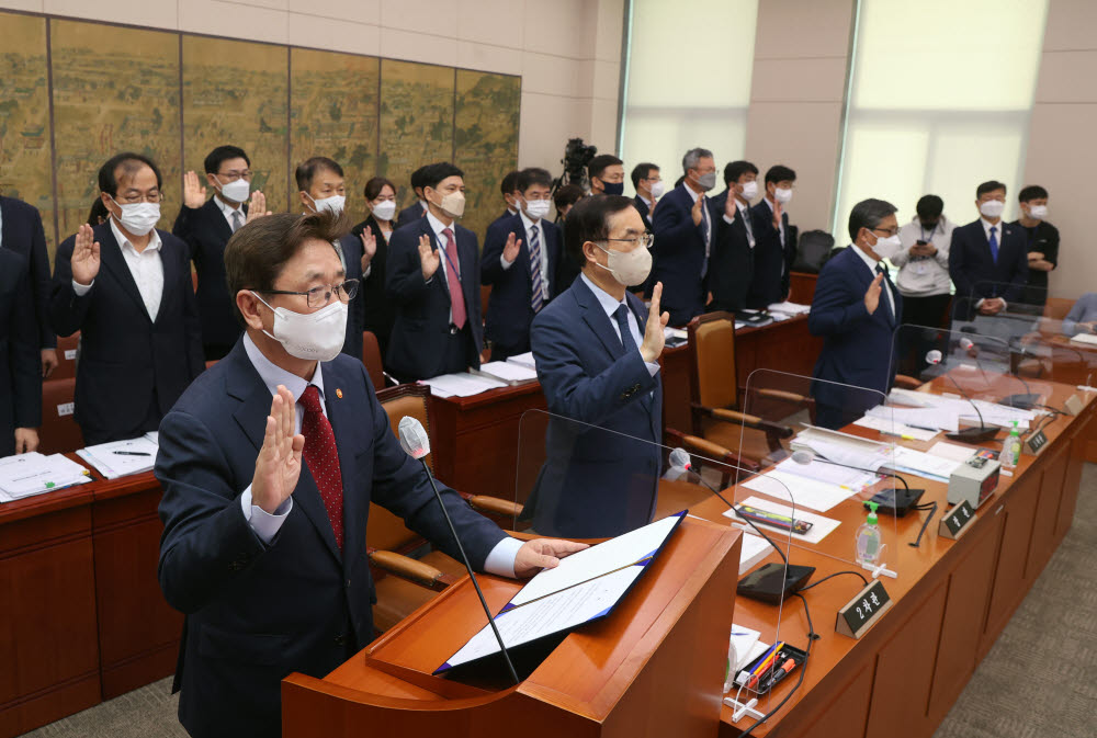 박보균 문화체육관광부 장관이 증인선서를 하고 있다.