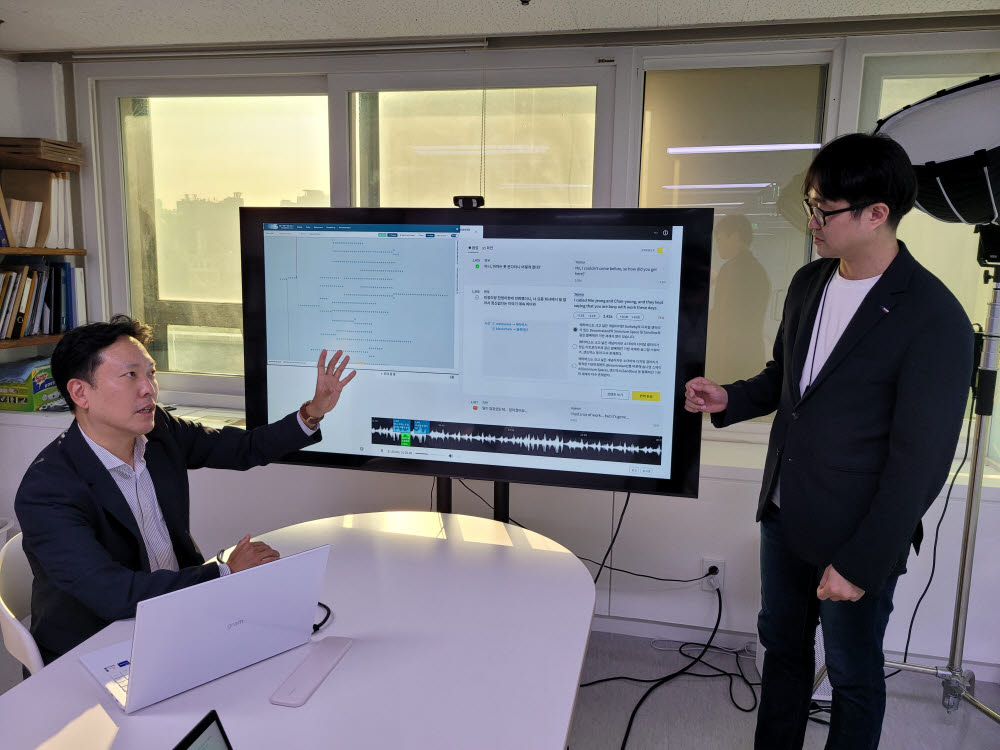 콘텐츠 자막 제작·편집 기술 R&D에 참여한 김유석 시스트란 대표(사진 왼쪽)와 백선호 트위그팜 대표가 개발 방향을 상의하고 있다.