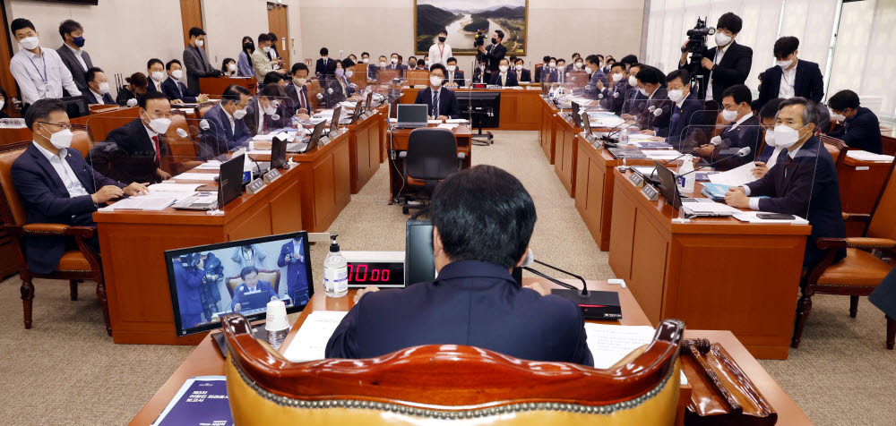 (서울=연합뉴스) 이정훈 기자 = 6일 오전 국회 농림축산식품해양수산위원회에서 열린 국정감사에서 소병훈 위원장이 개의를 선언하고 있다. 2022.10.6 [국회사진기자단] uwg806@yna.co.kr