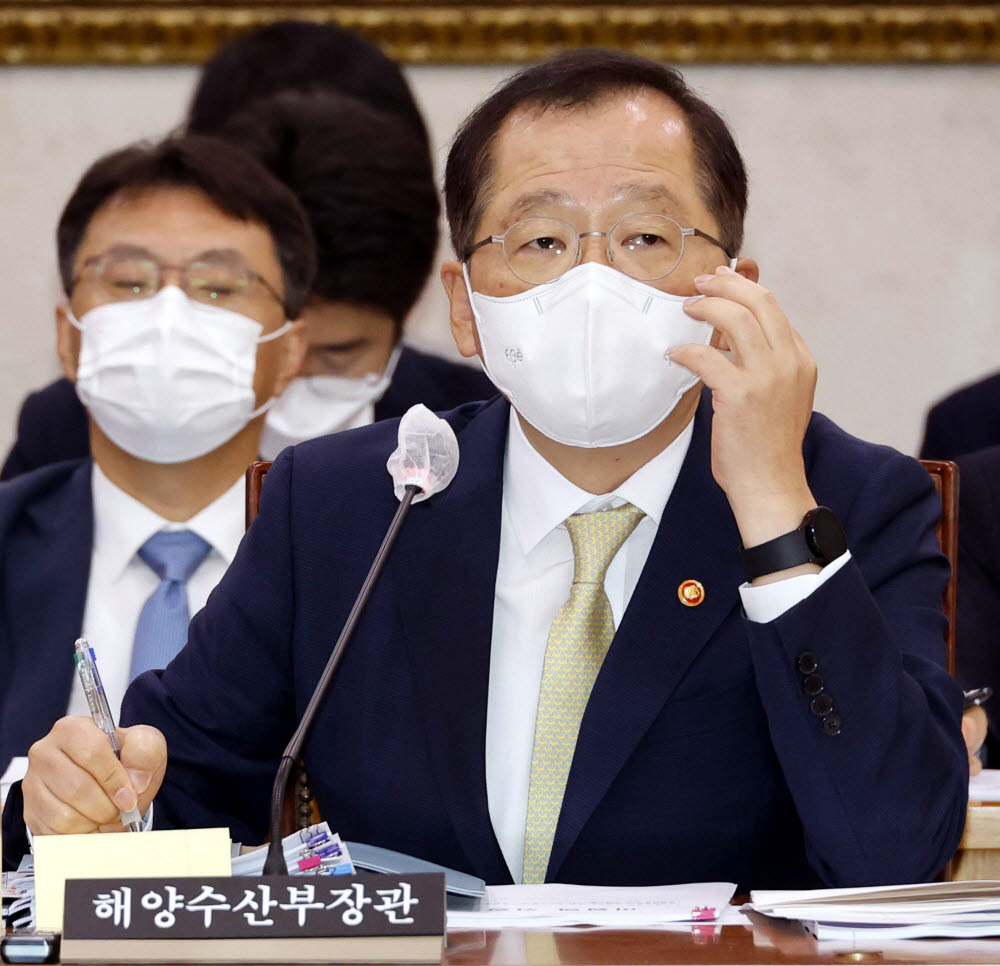 (서울=연합뉴스) 이정훈 기자 = 조승환 해양수산부 장관이 6일 오전 국회 농림축산식품해양수산위원회에서 열린 국정감사에서 의원질의에 답변하고 있다. 2022.10.6 [국회사진기자단] uwg806@yna.co.kr