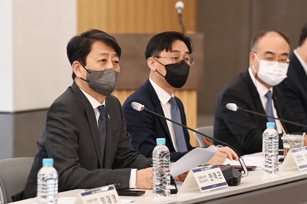 안덕근 산업통상자원부 통상교섭본부장이 6일 서울 강남구 한국무역협회에서 열린 제2차 수출상황점검회의에서 최근 수출입 동향과 전망, 업종별 수출 전망 및 건의사항등을 논의했다. <사진 산업통상자원부 제공>