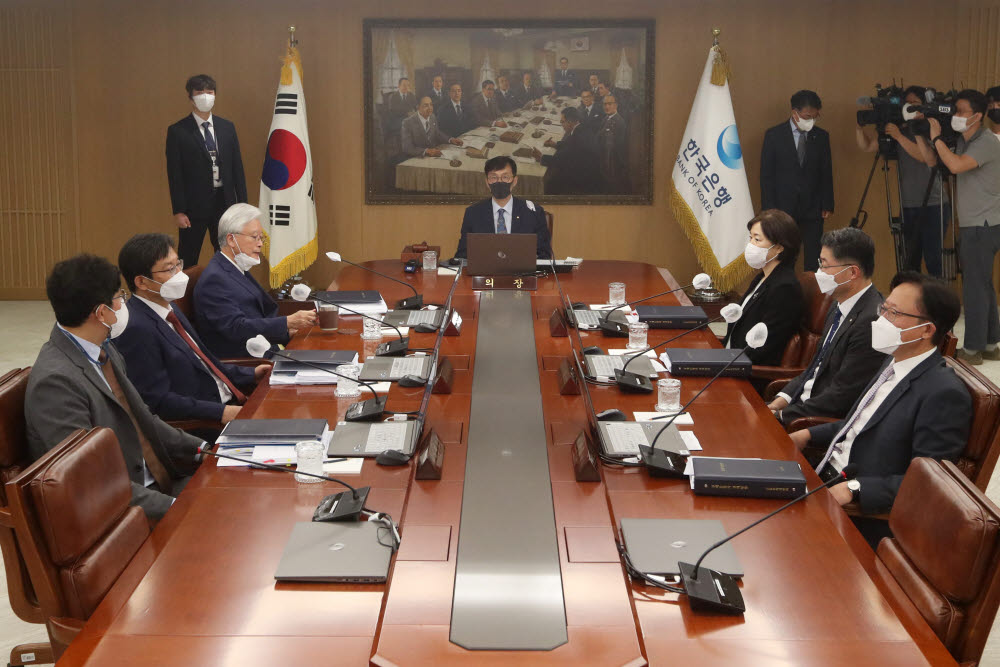 지난 8월 25일 이창용 한국은행 총재(가운데)를 비롯한 금융통화위원회 위원들이 서울 중구 한은 본관에서 통화정책방향 회의를 하고 있다.