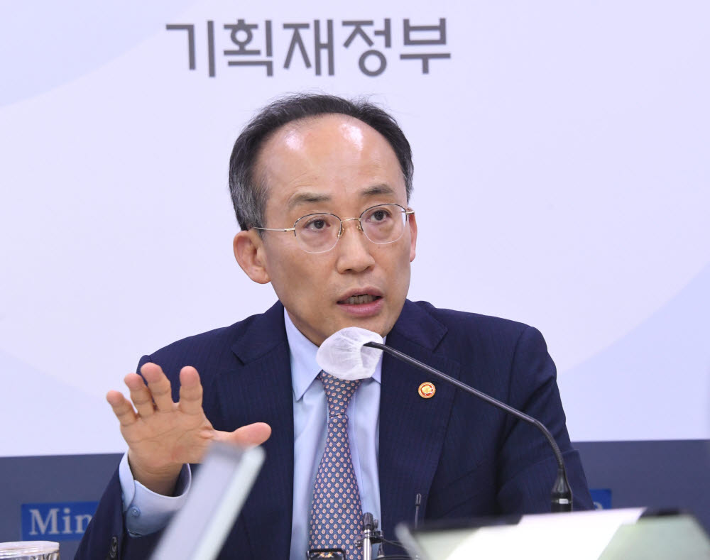 추경호 부총리가 6일 정부세종청사에서 기자간담회를 열고 기자들의 질의에 답하고 있다.(사진=기재부 제공)