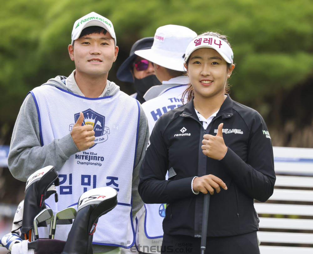 [포토]김민주-김수찬 캐디, 오늘도 찰떡궁합 기대하세요