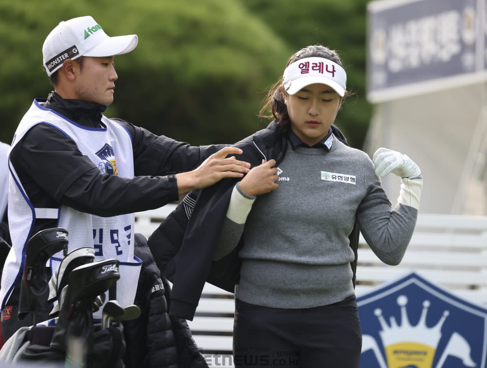 [포토]김민주, 따뜻하게 입어야 해