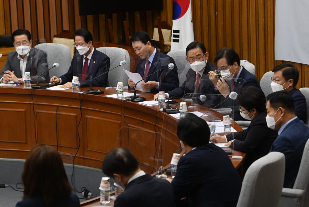 국민의힘 국감대책회의가 11일 국회에서 주호영 원내대표 주재로 열리고 있다. 연합뉴스.