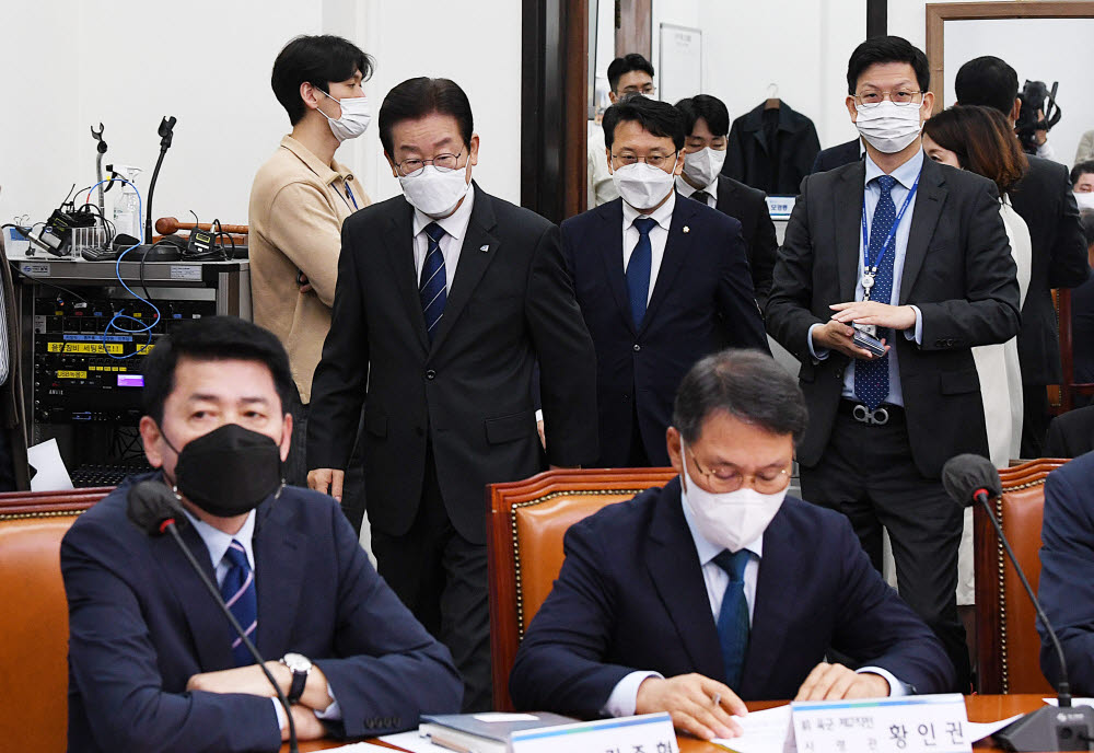 이재명 더불어민주당 대표가 11일 국회에서 열린 긴급 안보대책회의에 참석하고 있다. 연합뉴스.