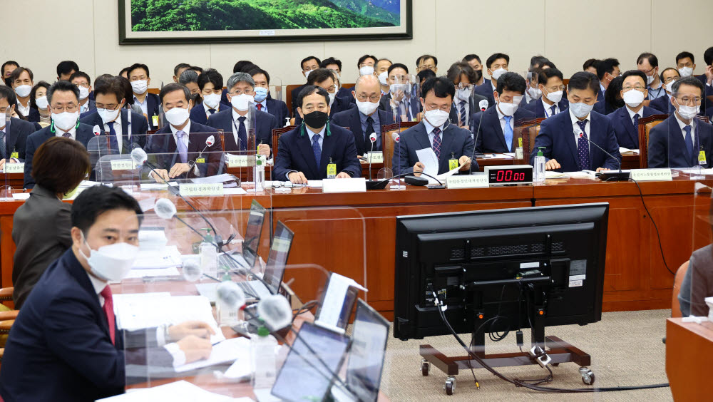 (서울=연합뉴스) 하사헌 기자 = 국회 환경노동위원회의 환경부 산하 20개 기관에 대한 국정감사가 11일 서울 여의도 국회에서 열리고 있다. 2022.10.11 [국회사진기자단] toadboy@yna.co.kr