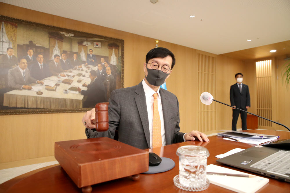 이창용 한국은행 총재가 12일 서울 중구 한은 본관에서 열린 금융통화위원회 회의에서 의사봉을 두드리고 있다.