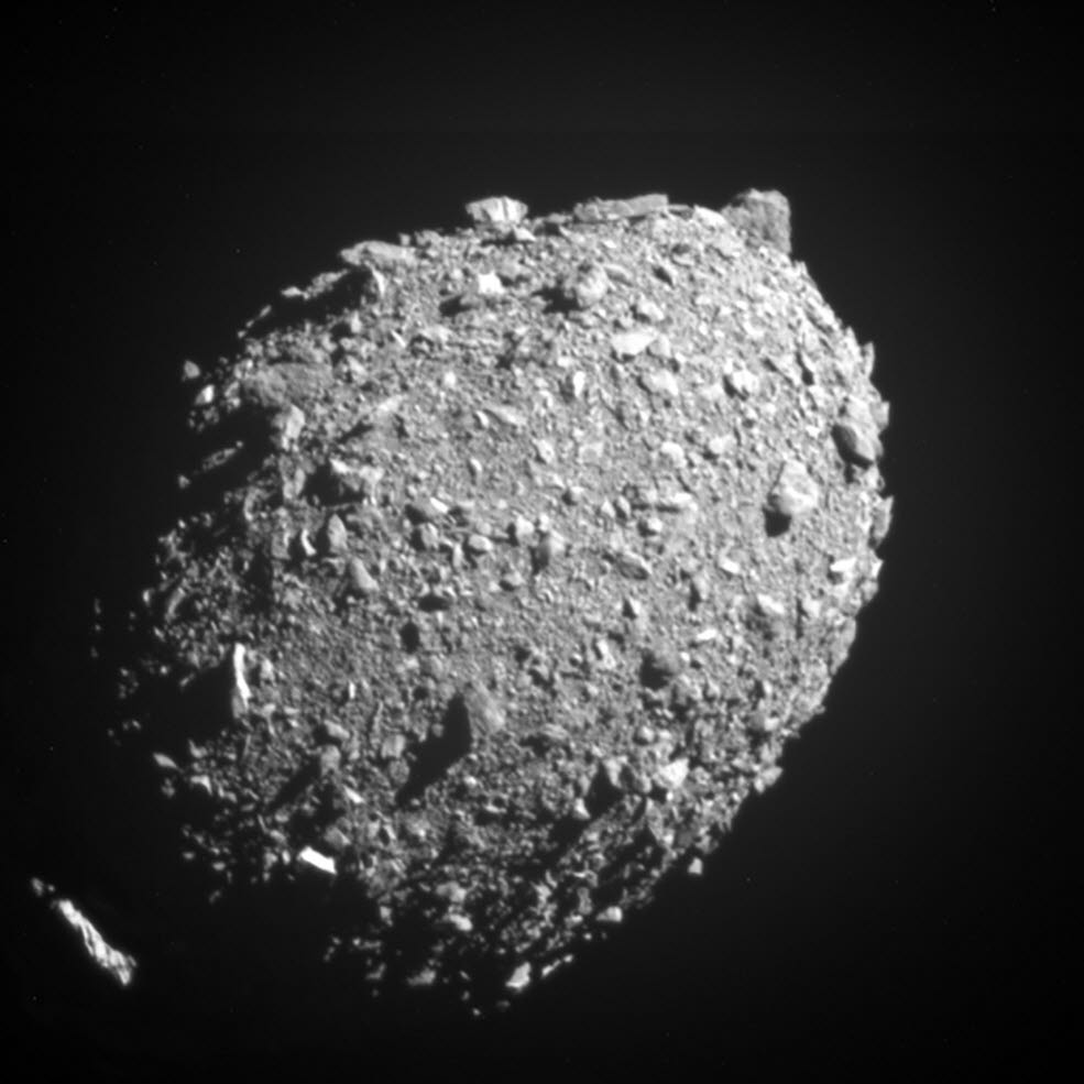 쌍 소행성 궤도수정 실험(DART) 우주선이 충돌 11초 전 촬영한 소행성 다이모르포스<EPA=연합>