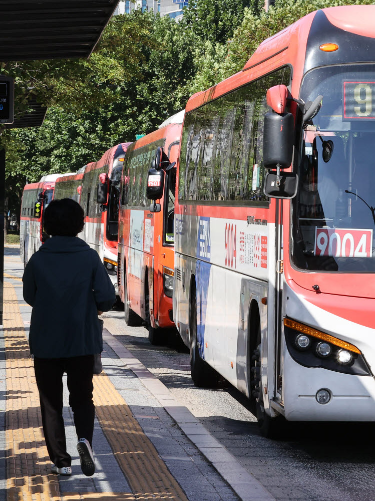 강남 서초구에서 광역버스를 기다리는 시민. 연합뉴스