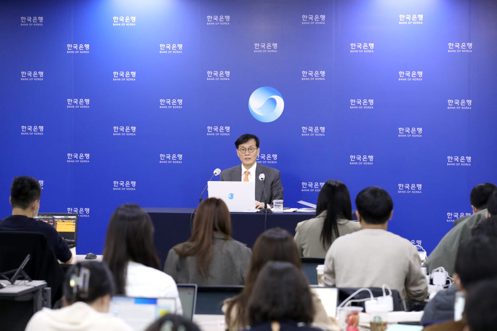이창용 한국은행 총재가 12일 서울 중구 한은 본관에서 열린 통화정책방향 기자간담회에서 발언을 하고 있다.