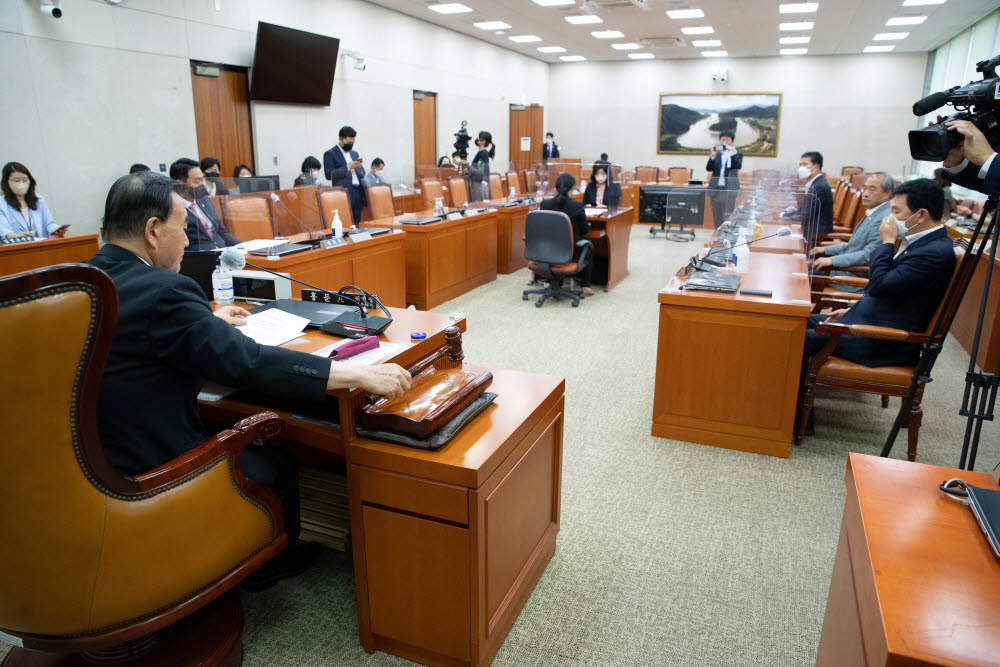 29일 국회에서 열린 농림축산식품해양수산위원회 안건조정위원회에서 홍문표 위원장 직무대리가 의사봉을 두드리고 있다. 연합뉴스