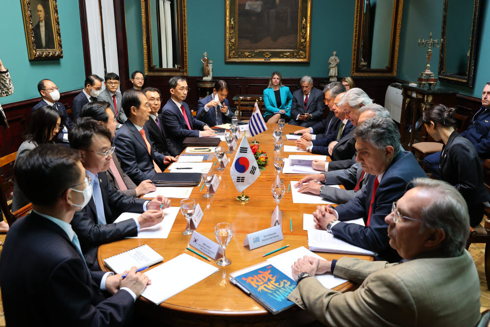 우루과이 각료들과 회담하는 한덕수 총리 (몬테비데오<우루과이>=연합뉴스) 한덕수 국무총리가 12일(현지시간) 한-우루과이 수교 60주년을 맞아 우루과이를 방문, 외교부 별관 산토스궁에서 프란시스코 부스티요 외교장관 등 각료들과 회담하고 있다. 2022.10.13 [총리실 제공. 재판매 및 DB 금지] kimsdoo@yna.co.kr