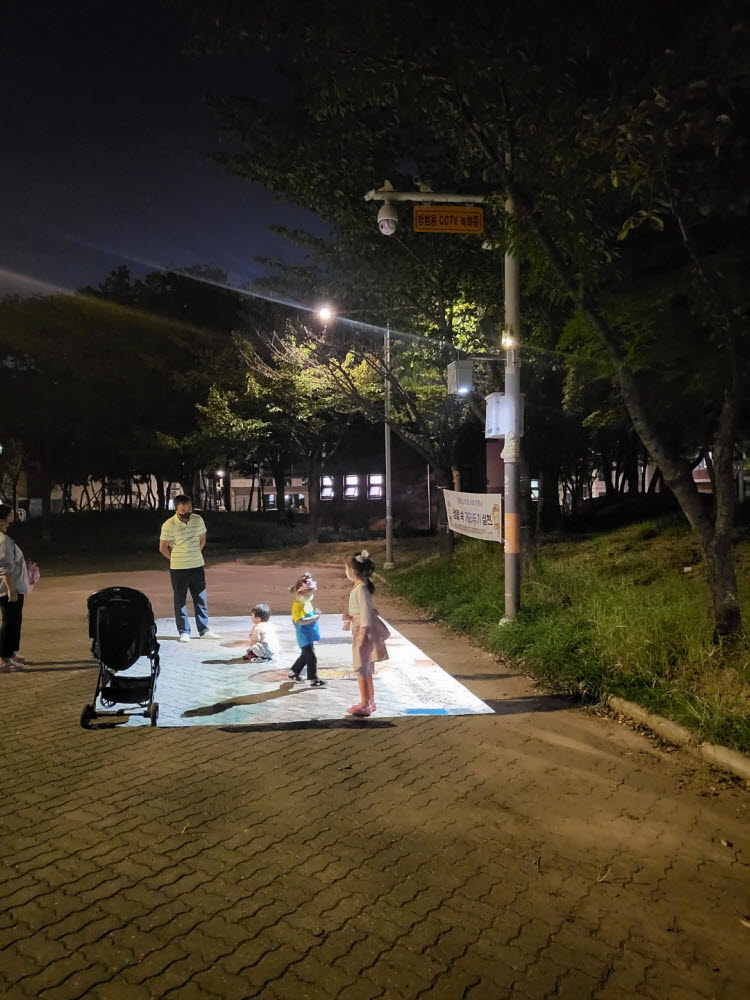 경기 시흥시가 정왕동 군서초 일대 방범CCTV 시설물에 스마트혁신기술을 적용한 모습.