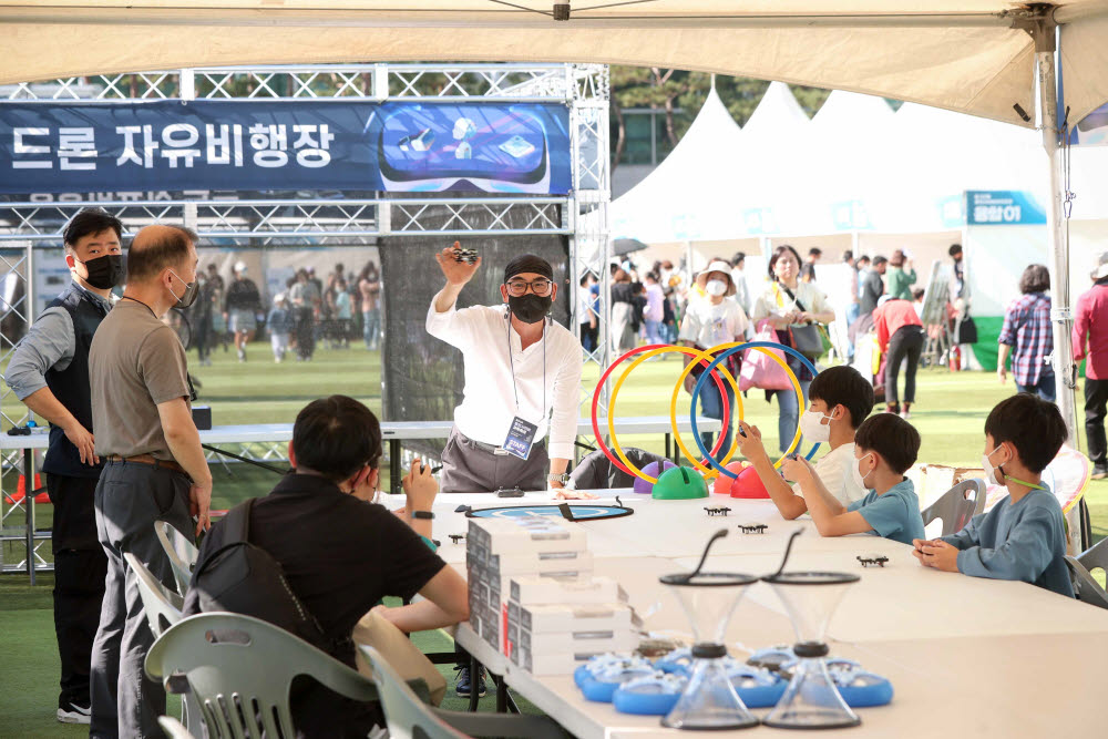 지난 15일 경기 용인시가 시청에서 개최한 용인사이버과학축제에 참여한 학생들이 드론 체험을 하고 있다.