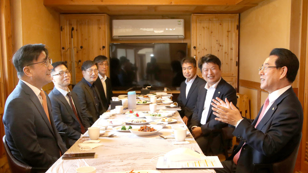 김영록 전라남도지사(오른쪽)가 14일 주영창 과학기술정보통신부 과학기술혁신본부장 등을 만나 초강력 레이저 연구시설 구축과 우주발사체 사이언스 컴플렉스 조성을 비롯한 전남 과학기술 발전을 위한 주요 현안을 강력 건의하고 있다.