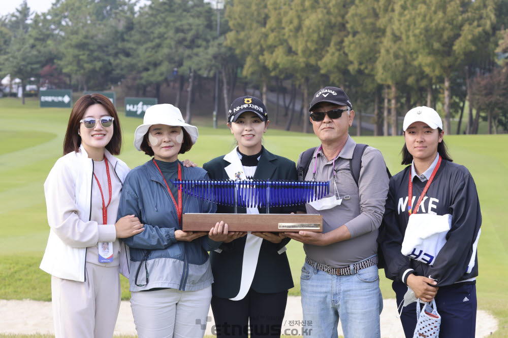 [포토]이가영, 고마운 분들과 기쁨을 나눠요