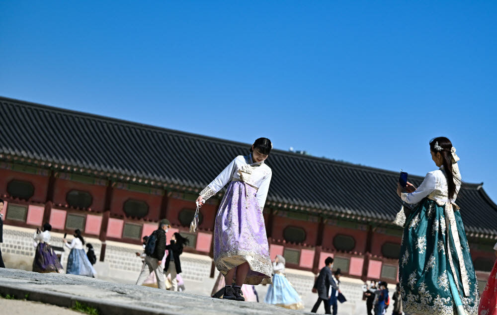 파란 가을 즐기는 관광객들