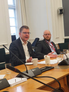 라스무스 헬베르그 페테르센 덴마크 국회 기후에너지유틸리티 위원장(왼쪽)이 덴마크 코펜하겐 국회의사당에서 덴마크의 녹색전환 정책에 대해 설명하고 있다.