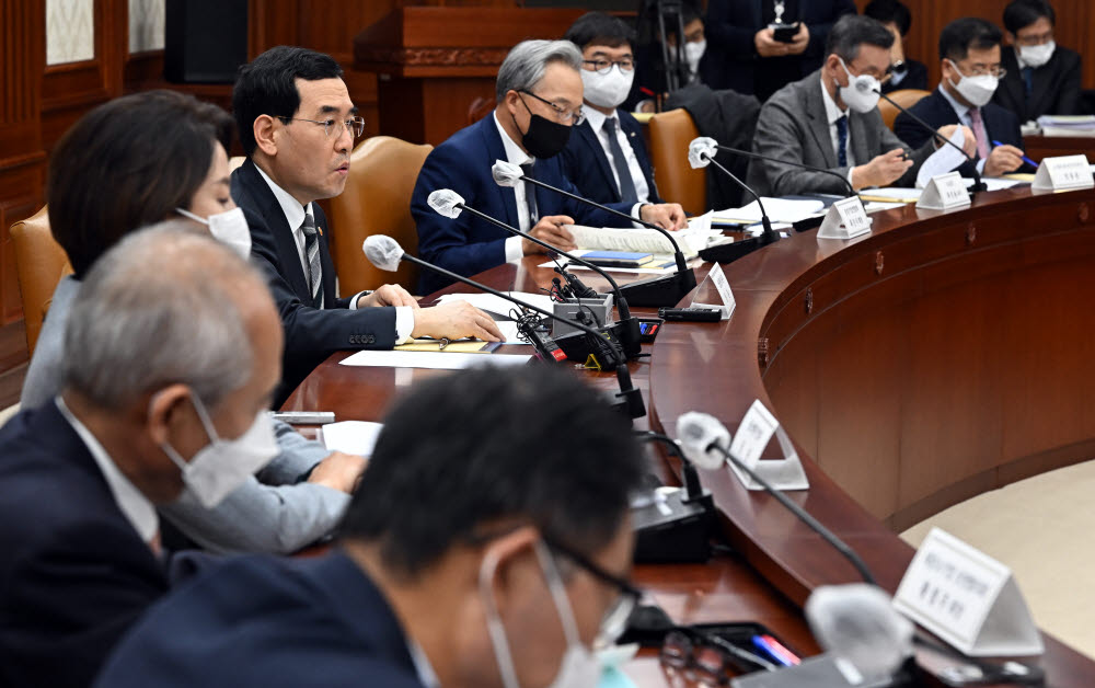 이창양 산업통상자원부 장관이 모두발언 하고 있다.