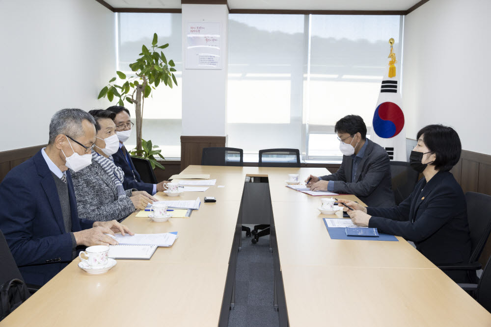 한화진 환경부 장관, 환경영향평가 제도개선 간담회 열어