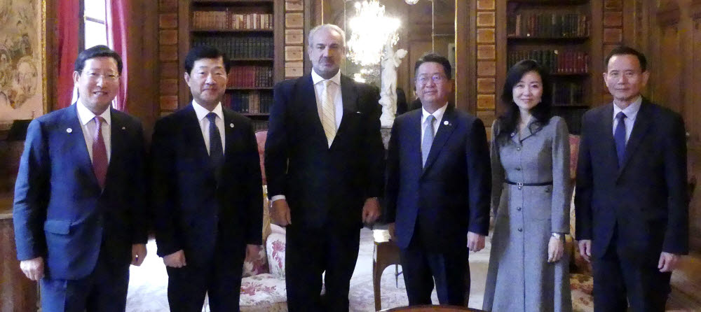 이영활 부산상의 부회장(왼쪽부터), 우태희 대한상의 부회장, 호세 미구엘 카프데빌라 주프랑스 칠레 대사, 하범종 LG사장, 지니조 SK 사장, 정원춘 충남북부상의 부회장 등이 기념촬영 했다. [자료:대한상공회의소]