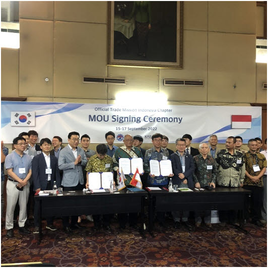 한국로봇산업협회가 지난달 진행한 인도네시아 시장 개척 행사에서 MOU를 체결한 모습