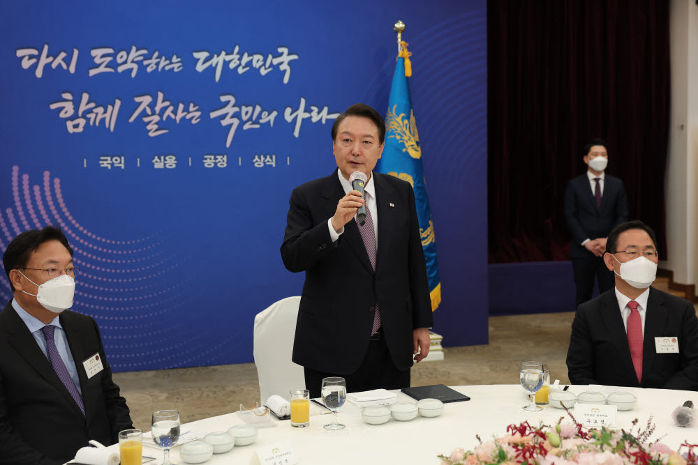 윤석열 대통령이 19일 서울 용산 국방컨벤션센터에서 열린 국민의힘 원외당협위원장 초청 오찬 간담회에서 발언을 하고 있다.대통령실 제공