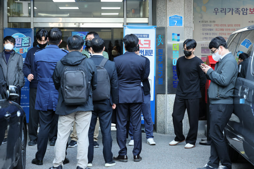 위례·대장동 신도시 개발 의혹과 관련해 검찰 관계자들이 19일 오후 민주연구원을 압수수색하기 위해 서울 여의도 더불어민주당 중앙당사에 들어가려다 민주당 당직자들과 대치하고 있다. 연합뉴스