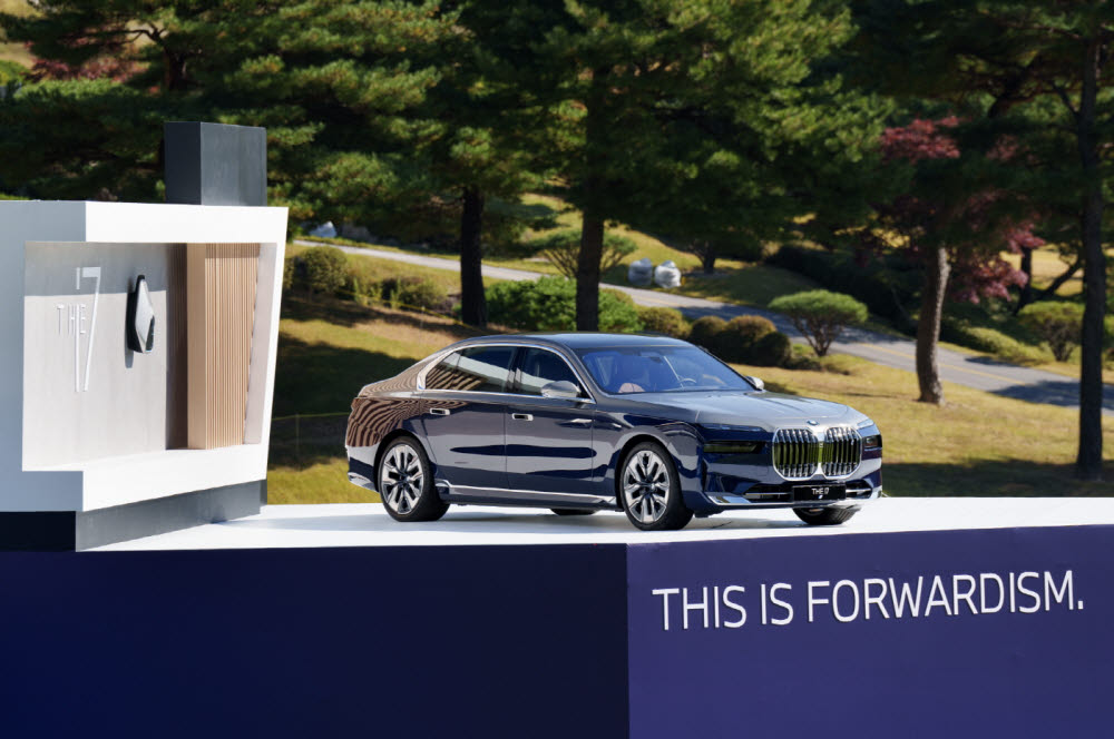 BMW 레이디스 챔피언십 대회장 18번 홀에 전시된 BMW i7.