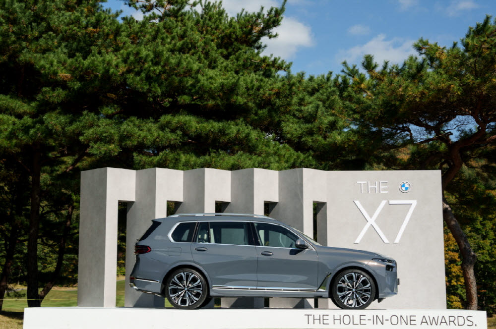 BMW 레이디스 챔피언십 홀인원 부상인 BMW 뉴 X7.