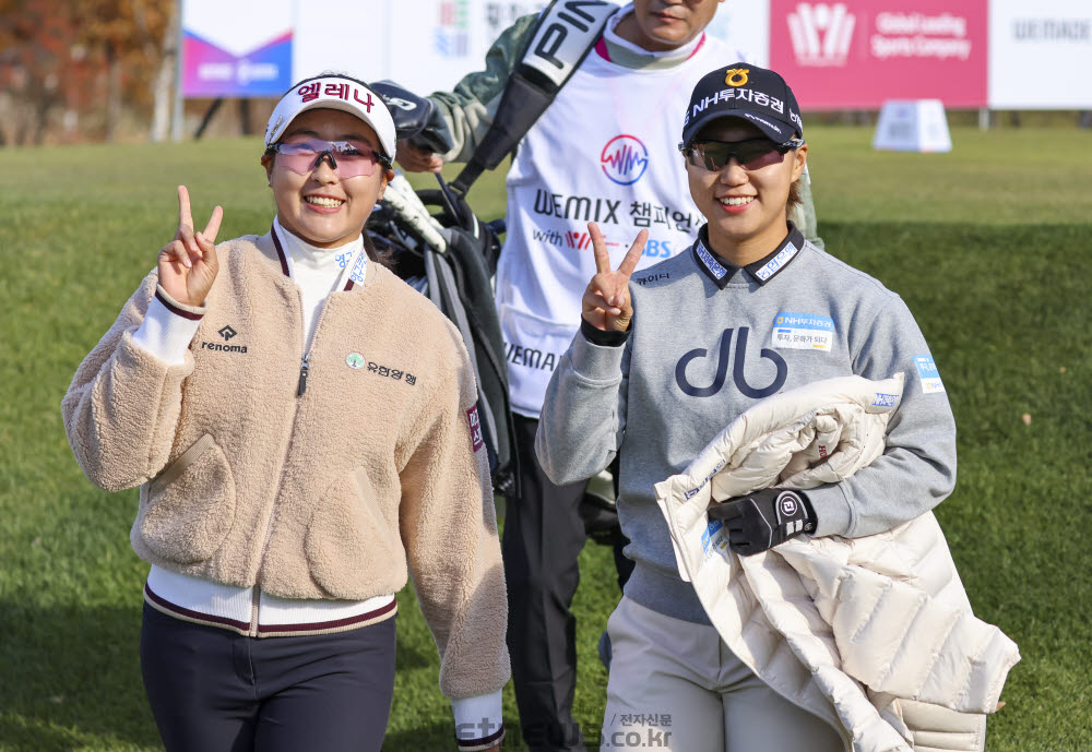 [포토]김민주-정윤지, 다정하게 '브이' 하며 출발