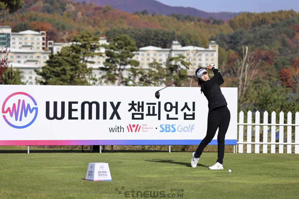 [포토]유효주, 오늘 선두권으로 진입합니다