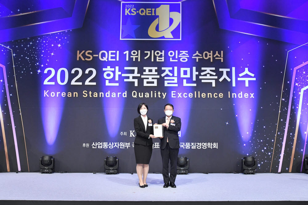 2022 한국품질만족지수(KS-QEI) 올인원 로봇청소기 부문 시상식에서 로보락 한국마케팅 총괄 김서영 매니저(왼쪽)와 강명수 한국표준협회장이 기념 촬영을 하고 있다.